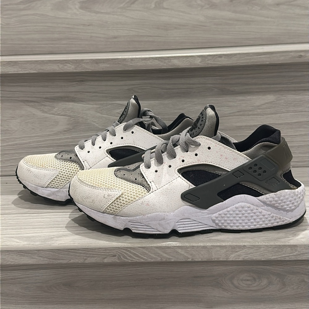 AIR HURRACHE BY NIKE MENS SIZA 10.5